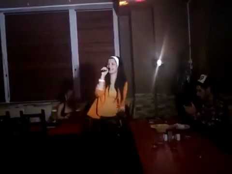 Юля Салибекова поёт в караоке