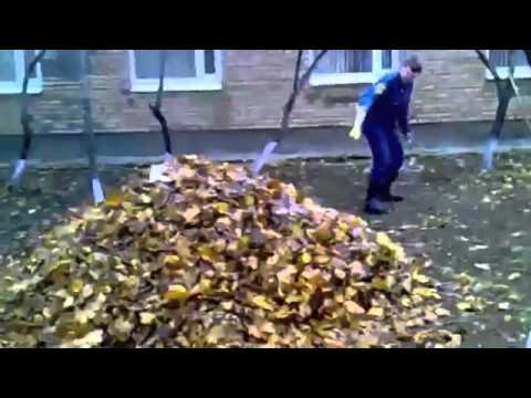 Мент раводит костёр Russian policeman set fire leaves