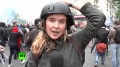 Корреспондента RT ударили во время протеста в Париже в прямом эфире 1 смотреть онлайн