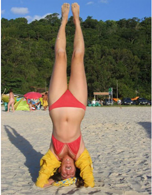 девушка наоборот на пляже