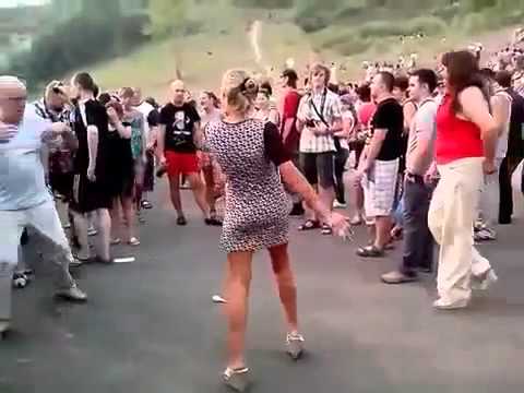 Девушка танцует и раздевается . жесть