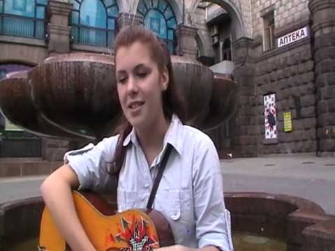 Девушка -классно поёт и играет на гитаре 21.07.2013/