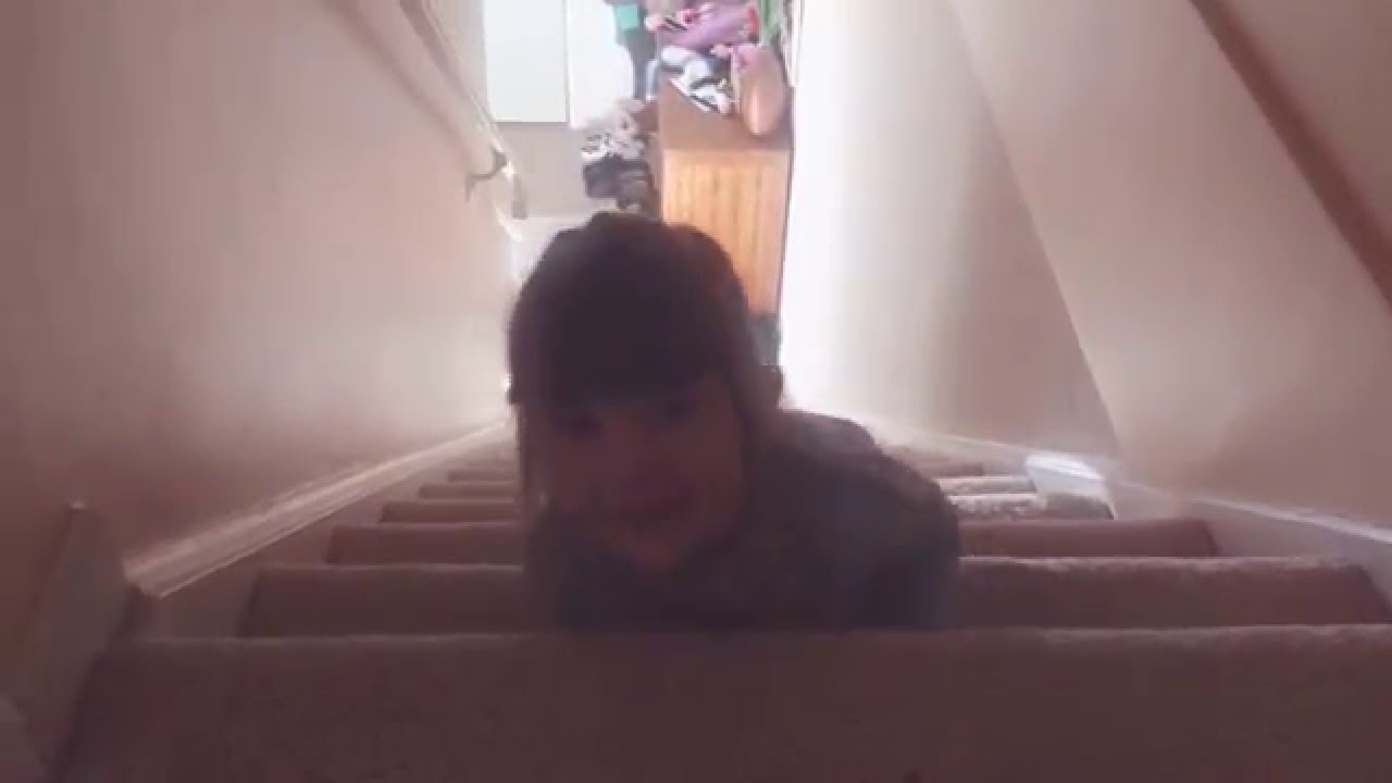 Видео чат рулетка Прикол. Ребёнок упал с лестницы!!! the child fell down the stairs бесплатно