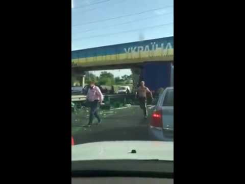 Под Львовом водители крадут выпавшее из грузовика пиво . Видео 18+