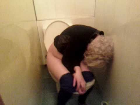Пьяная девушка в туалете