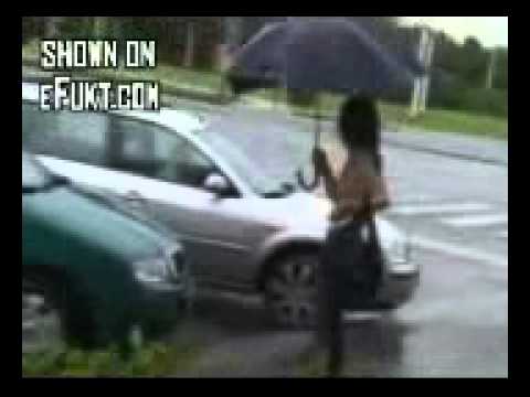 Раздевают девушек на улице (видео)