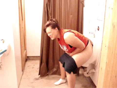 Писает в мужском туалете