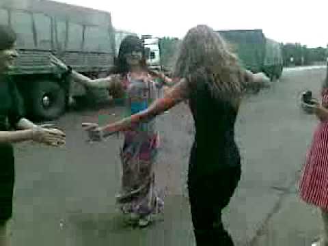 Кавказские девушки танцуют